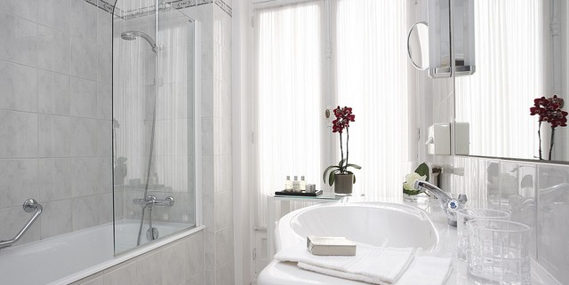 Glass emerges in bathroom trends