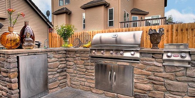 Incorporate Glass Into Outdoor Kitchen